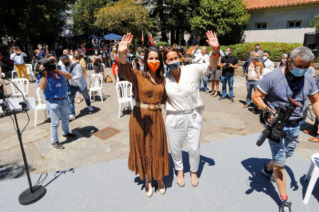 La candidata a la Xunta, Beatriz Pino, y la presidenta de Ciudadanos, Inés Arrimadas, saludan al llegar a un 'Encuentro Ciudadano' en Vigo (Pontevedra/Galicia/España), a 4 de julio de 2020.