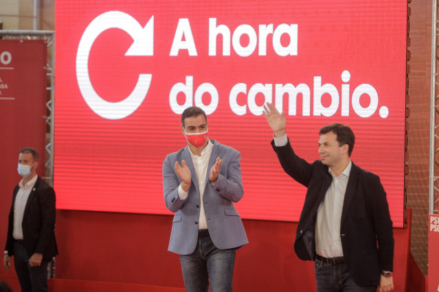 El presidente del Gobierno, Pedro Sánchez, aplaude en un mitin con el candidato a la Xunta, Gonzalo Caballero, mientras este saluda, en A Coruña (Galicia) a 4 de julio de 2020.