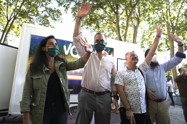 La portavoz de Vox en la Asamblea de Madrid, Rocío Monasterio, y el candidato de Vox por Vizcaya en las elecciones autonómicas vascas, Niko Gutiérrez, durante un acto electoral de Vox en Bilbao a 4 de julio de 2020.