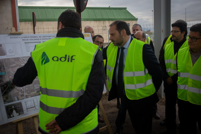 El ministro de Fomento José Luis Ábalos visita las obras de la futura estación intermodal T2 del Aeropuerto de El Prat