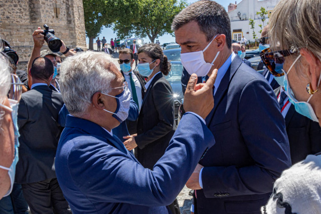 El presidente del Gobierno, Pedro Sánchez (d), conversa con el primer ministro de Portugal, António Costa (i), durante su paseo por la Alcazaba de Badajoz, Extremadura (España), a 1 de julio de 2020.