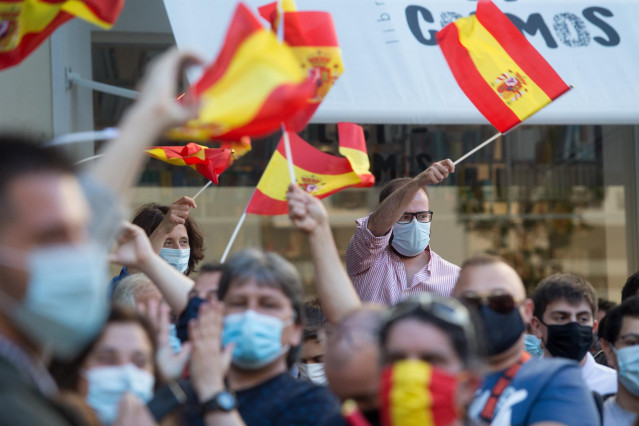 Simpatizantes de Vox durante un mitin del partido en la Plaza Ángel Fernández Gómez de Lugo, Galicia (España), a 3 de julio de 2020.