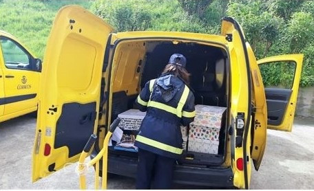 Imagen de archivo de una empleada de Correos.