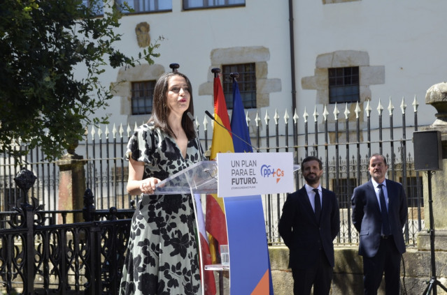 La presidenta de Ciudadanos, Inés Arrimadas, en la casa de Juntas de Gernika, junto a Pablo Casado (PP)