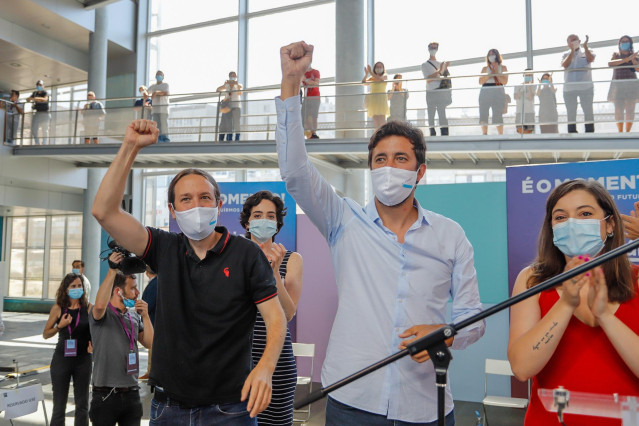 El vicepresidente segundo del Gobierno y líder de Podemos, Pablo Iglesias; y el candidato de Galicia en Común-Anova Mareas, Antón Gómez-Reino, levantan el puño en un acto público en el Auditorio Mar de Vigo, en Vigo,