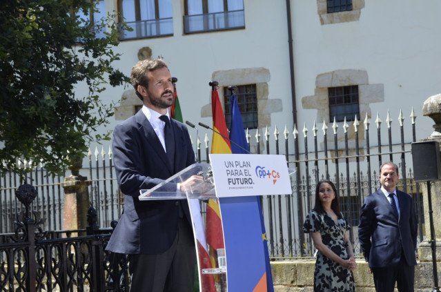 El presidente del PP, Pablo Casado, con la líder de Ciudadanos, Inés Arrimadas, en la Casa de Juntas de Gernika