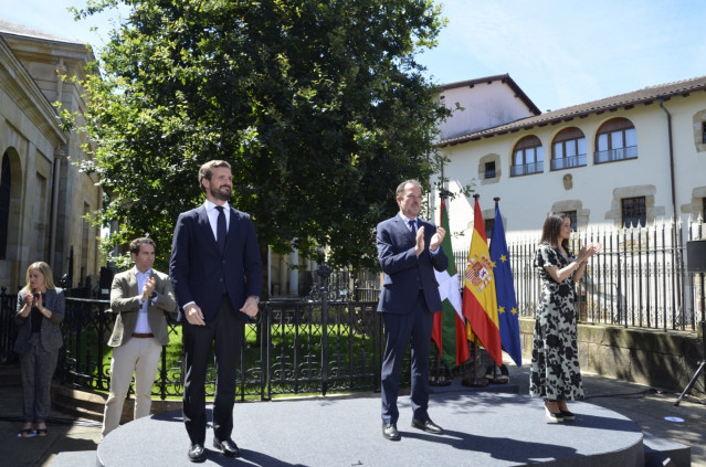 El presidente del PP, Pablo Casado, el candidato a lehendakari de PP+Cs, Carlos Iturgaiz, y la líder de Ciudadanos, Inés Arrimadas