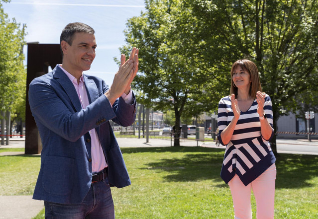 El presidente del Gobierno central, Pedro Sánchez, y la candidata socialista a Lehendakari, Idoia Mendia, en un acto electoral en Bilbao