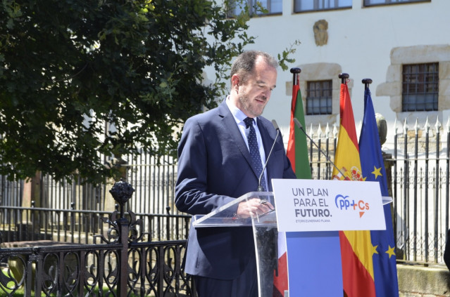 El candidato a lehendakari de PP+Cs, Carlos Iturgaiz, en la Casa de Juntas de Gernika (Bizkaia)