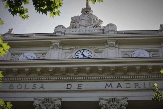 Parte superior de la fachada del edificio de la Bolsa de Madrid En Madrid