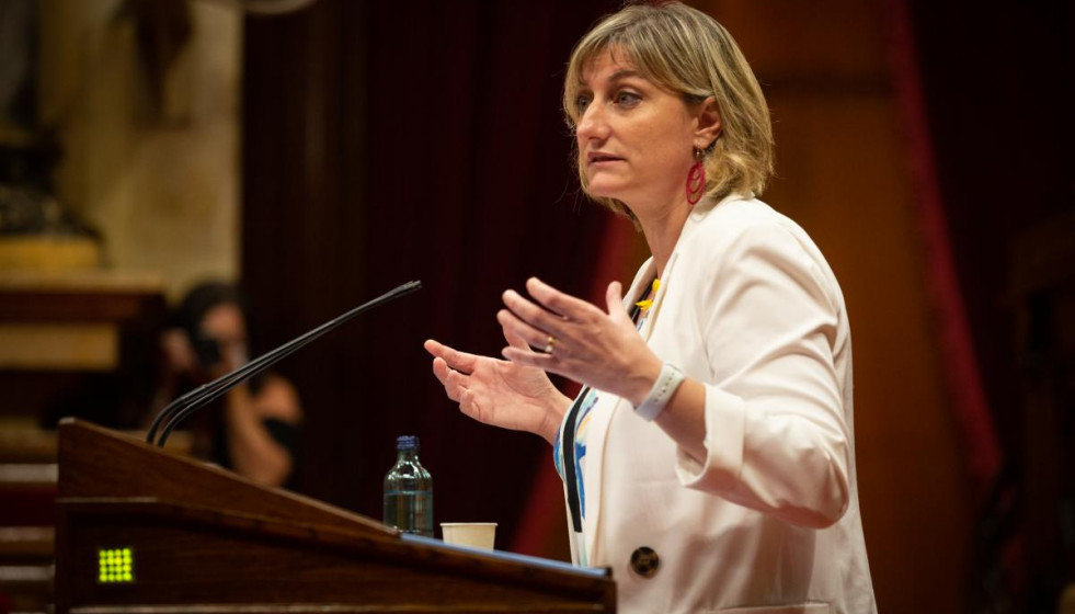 La consellera de Salud de la Generalitat, Alba Vergés, interviene en una sesión plenaria, en el Parlamento catalán, en la que se debate la gestión de la crisis sanitaria del COVID-19 y la reconstr