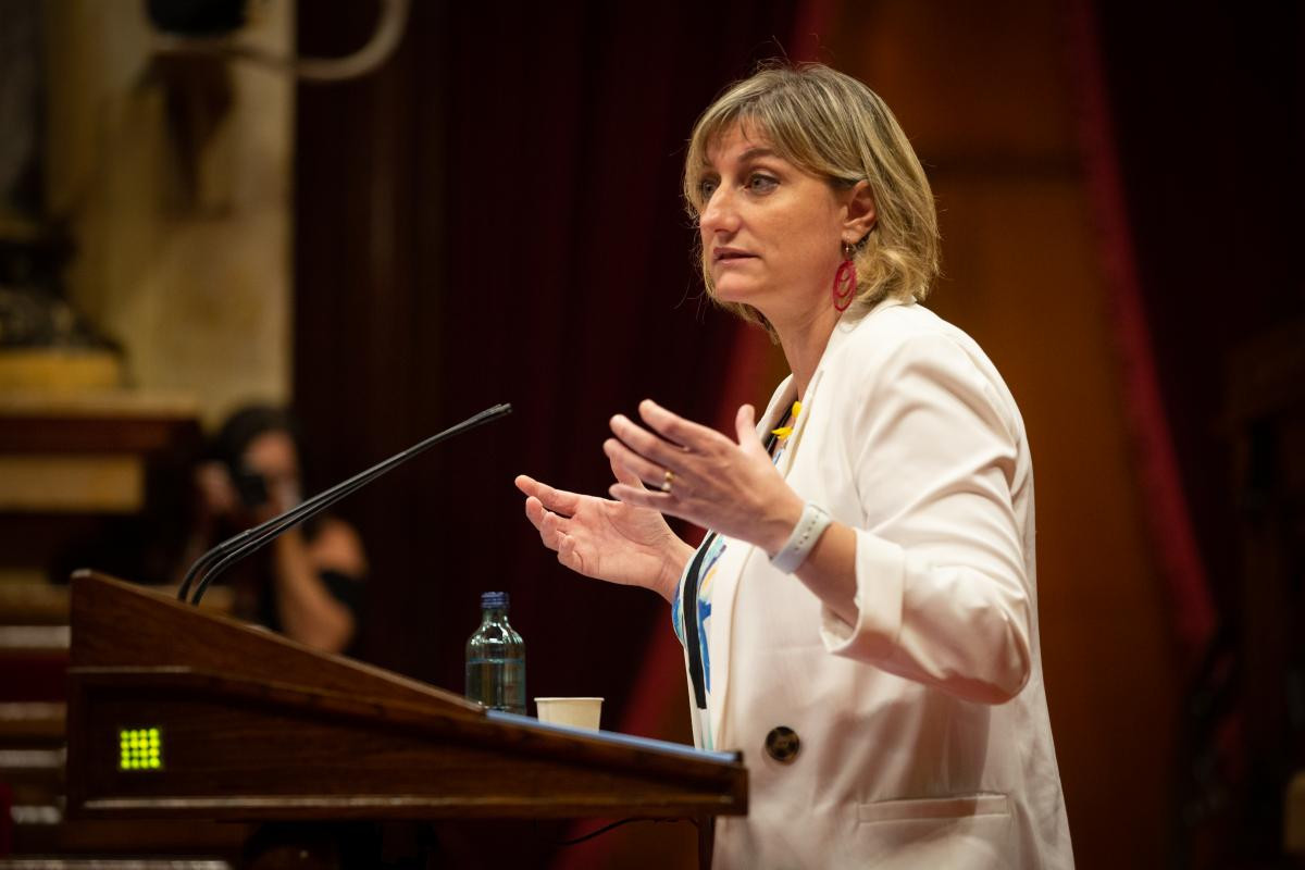 La consellera de Salud de la Generalitat, Alba Vergés, interviene en una sesión plenaria, en el Parlamento catalán, en la que se debate la gestión de la crisis sanitaria del COVID-19 y la reconstrucción de Cataluña ante el impacto de la pandemia, en Barce