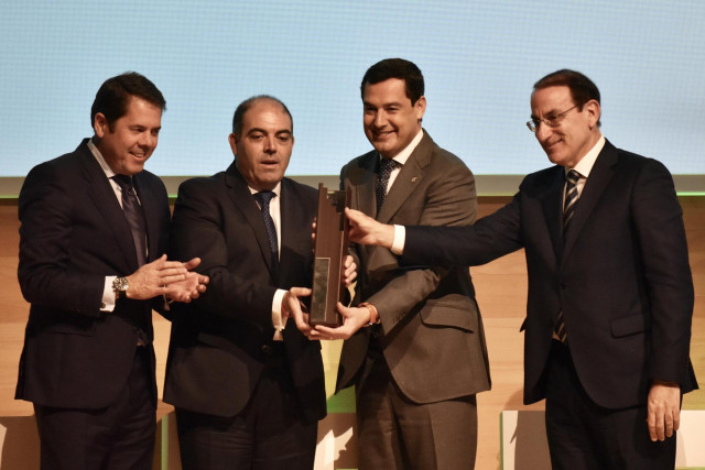 El presidente de ATA, Lorenzo Amor, entrega el Premio Autónomo del Año 2019 al presidente de la Junta, Juanma Moreno, en una imagen de archivo de noviembre de 2019.
