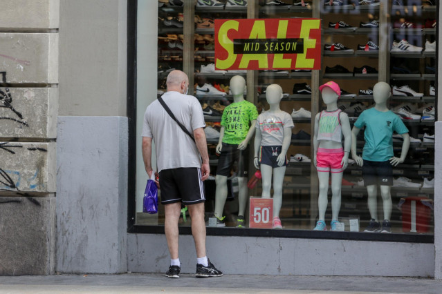 Un hombre mira el escaparate de una tienda
