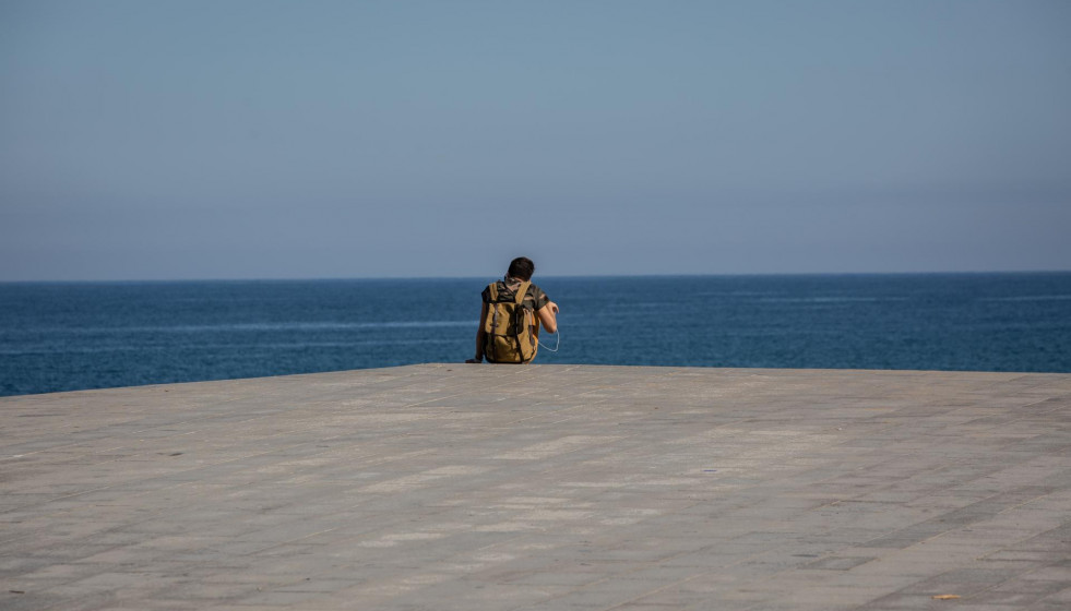 EuropaPress 3155150 joven sentado paseo maritimo playa barceloneta dia 66 estado alarma