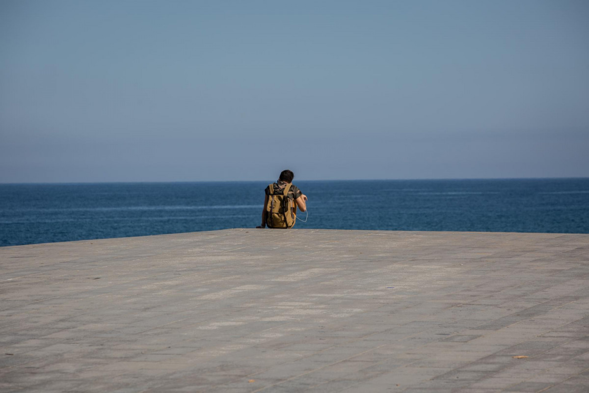 EuropaPress 3155150 joven sentado paseo maritimo playa barceloneta dia 66 estado alarma