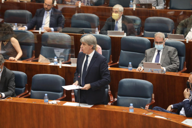 El consejero de Transportes, Ángel Garrido, responde a una pregunta en la Asamblea de Madrid durante la sesión de control al Gobierno en la que se debate sobre derechos LGTBI, medicalización de residencias y un plan para Barajas, en Madrid (España), a 2 d