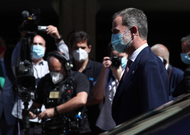 El Rey de España, Felipe VI, a su llegada para asistir al acto en conmemoración del XL Aniversario de la entrada en funcionamiento del Tribunal Constitucional, en Madrid (España), a 6 de julio de 2020.