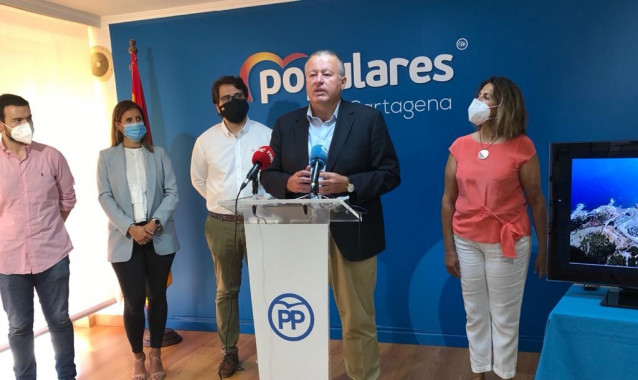 Bernabé, acompañado por la diputada nacional, Isabel Borrego, y los portavoces del PP en La Unión, Sofía Manrubia, y en Cartagena, Álvaro Valdés