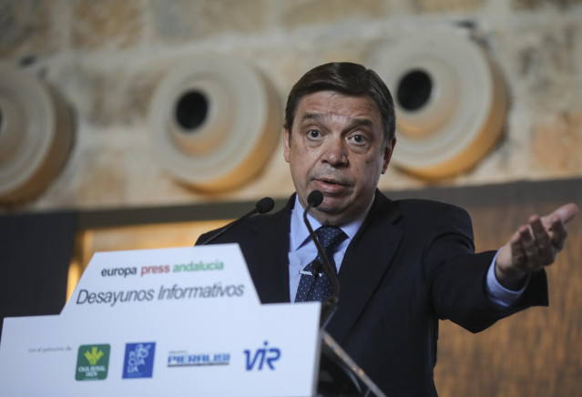 El ministro de Agricultura, Pesca y Alimentación, Luis Planas, durante su intervención en los desayunos informativos de Europa Press Andalucía, con el patrocinio de Caja Rural de Jaén, Picualia, Gruppo Pieralisi y Laboratorios VIR. En el Parador con limit