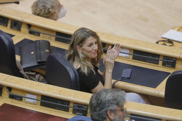 La Ministra de Trabajo y Economía Social, Yolanda Díaz, aplaude durante una sesión plenaria en el Senado centrada en el debate con el Ejecutivo central en los rebrotes de Covid-19 surgidos en las últimas fechas en España, los Expedientes de Regulación Tem