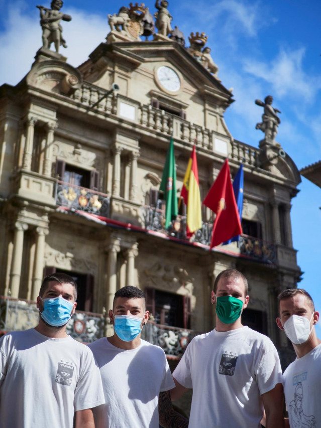 Jóvenes con mascarilla en las inmediaciones del Consistorio en el momento en el que de celebrarse los Sanfermines 2020 hubiera tenido lugar el famoso chupinazo, en Pamplona, Navarra (España), a 5 de julio de 2020. Pamplona afronta este lunes con medidas p