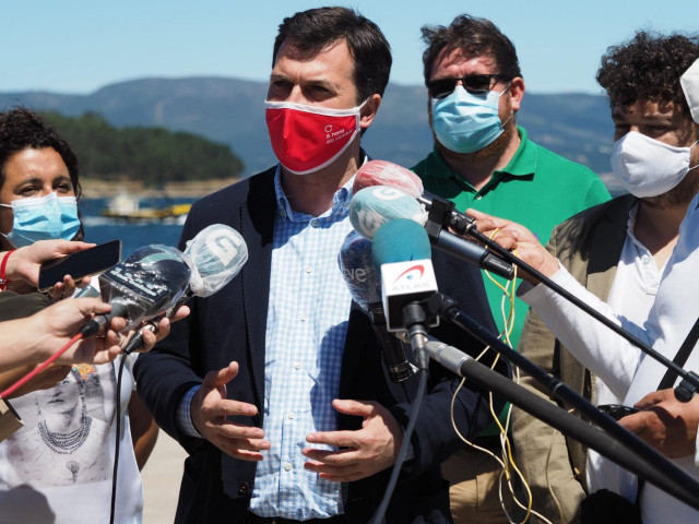 El candidato del PSdeG a la Presidencia de la Xunta, Gonzalo Caballero, atiende a los medios en A Illa de Arousa (Pontevedra)