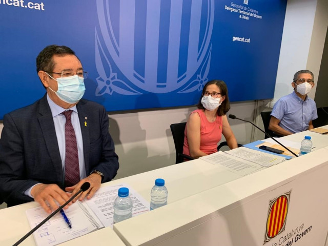 El delegado del Govern en Lleida, Ramon Farré; la gerente de la región sanitaria del Alt Pirineu i Aran, Irina Farreny, y el jefe de vigilancia epidemiológica, Pere Godoy