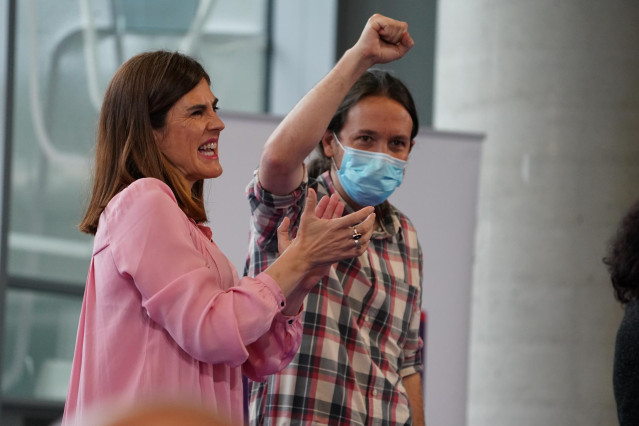 La candidata a lehendakari de Elkarrekin Podemos, Miren Gorrotxategi; y el  vicepresidente segundo del Gobierno, Pablo Iglesias, durante un acto de campaña Bilbao