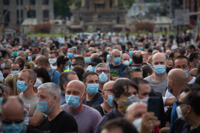 Una multitud se concentra en una manifestación de trabajadores de Nissan, esta vez en la Plaza de España. En Barcelona, Catalunya (España), a 11 de junio de 2020. (ARCHIVO)
