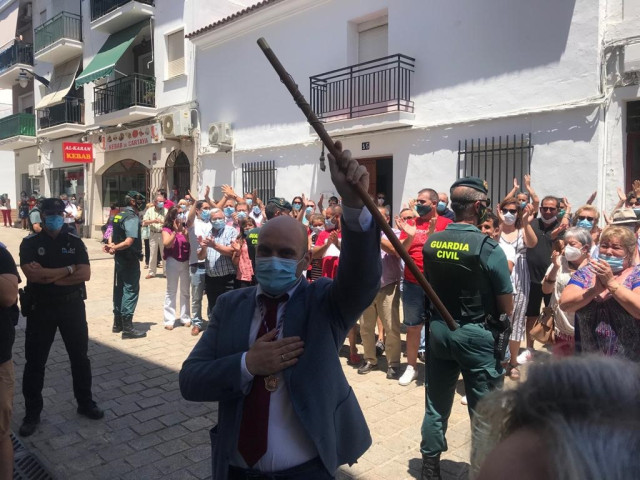 Alexis Landero, con el bastón de mando tras el pleno de moción de censura.