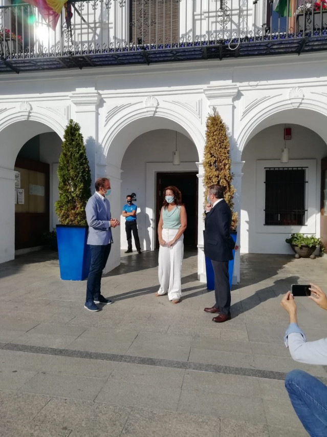 Israel Medina (a la izquierda), concejal de Cs en el Ayuntamiento de Cartaya, en una imagen de archivo