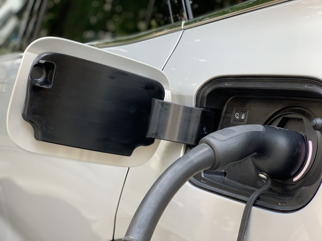 Imagen de recurso de un vehículo eléctrico cargando