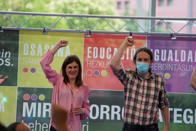 La candidata a lehendakari de Elkarrekin Podemos, Miren Gorrotxategi; y el vicepresidente segundo del Gobierno, Pablo Iglesias, en un mitin en Bilbao
