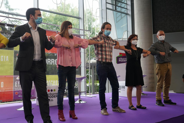 El coordinador general de IU y Ministro de Consumo, Alberto Garzón; la candidata a lehendakari de Elkarrekin Podemos, Miren Gorrotxategi; el secretario general de Podemos y vicepresidente segundo del Gobierno,, Pablo Iglesias