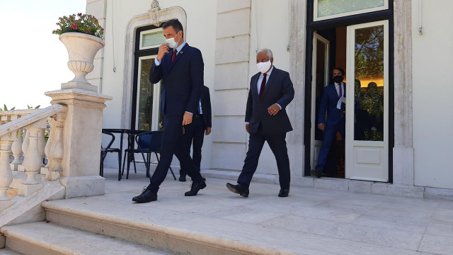 El presidente del Gobierno, Pedro Sánchez (i); y el primer ministro de Portugal, António Costa (d), se dirigen a ofrecer una rueda de prensa tras su encuentro en el Palacio de São Bento, en Lisboa (Portugal), a 6 de julio de 2020.