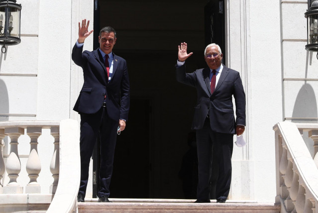 El presidente del Gobierno, Pedro Sánchez (i); y el primer ministro de Portugal, António Costa (d), saludan antes de mantener en un encuentro con en el Palacio de São Bento, en Lisboa (Portugal), a 6 de julio de 2020.