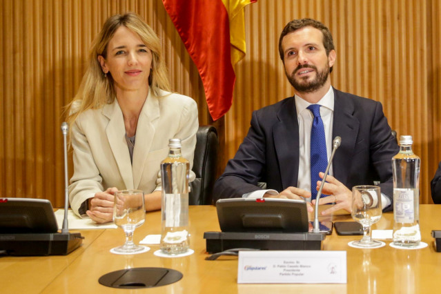 La portavoz del Partido Popular en el Congreso, Cayetana Álvarez de Toledo y el presidente del Partido Popular, Pablo Casado durante la reunión de los diputados y senadores electos en el Congreso. En Madrid, a 2 de diciembre de 2019.