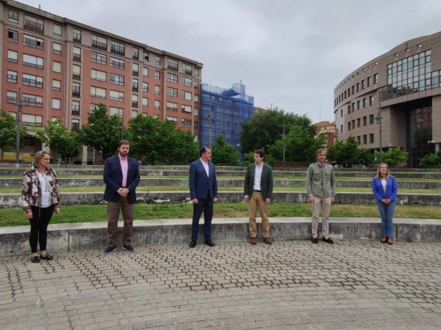 El candidato a lehendakari de PP+Cs, Carlos Iturgaiz, con el presidente de Castilla y León,  Alfonso Fernández Mañueco, y el número dos de la coalición por Bizkaia, Luis Gordillo, junto a otros dirigentes del PP en un acto electoral en Barakaldo.