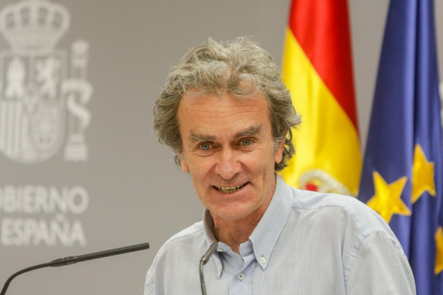 El director del Centro de Coordinación de Alertas y Emergencias Sanitarias (CCAES), Fernando Simón, sonríe y mira a cámara durante una rueda de prensa dos semanas después del fin del estado de alarma para informar de la evolución de la COVID-19, en Madrid