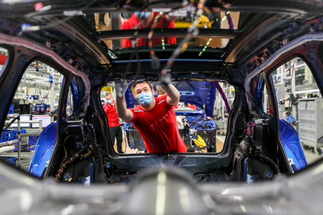 Un empleado trabajando en una fábrica de coches Porsche en la localidad alemana de Leipzig