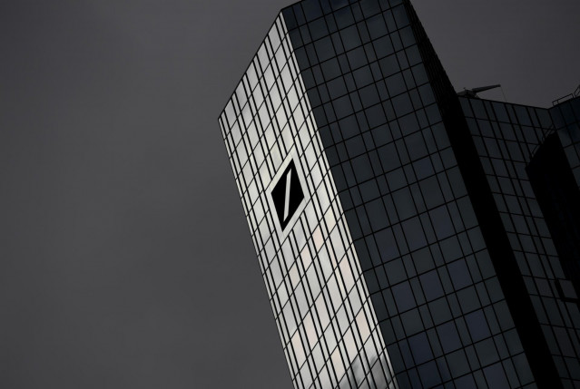 Logo de Deutsche Bank en la sede del banco