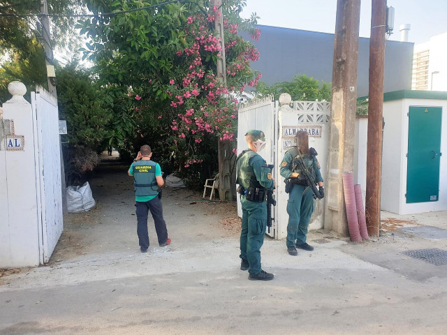 Agentes de la Guardia Civil a la entrada de uno de las viviendas registradas en la operación contra el narcotráfico en el Campo de Gibraltar
