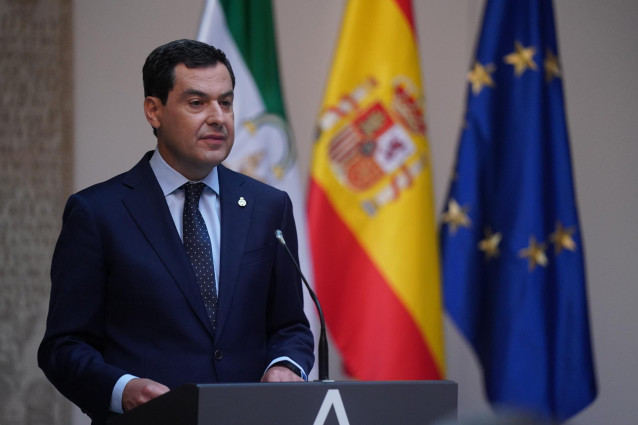 El presidente de la Junta de Andalucía, Juanma Moreno, interviene en la toma de posesión del comisario de la Unidad de Policía Nacional Adscrita a la comunidad autónoma andaluza, Antonio Manuel Burgos.