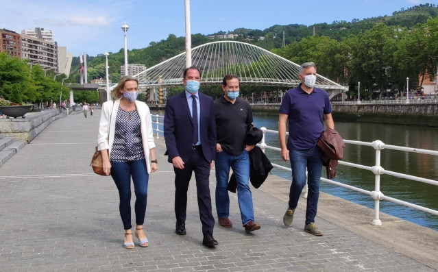 El candidato de PP+Cs, Carlos Iturgaiz, junto al número dos de la coalición por Bizkaia, Luis Gordillo, y la presidenta del PP de Bizkaia, Raquel González, en Bilbao.