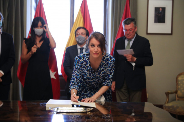 Andrea Levy, portavoz del PP en el Ayuntamiento de Madrid, firma los Pactos de la Villa