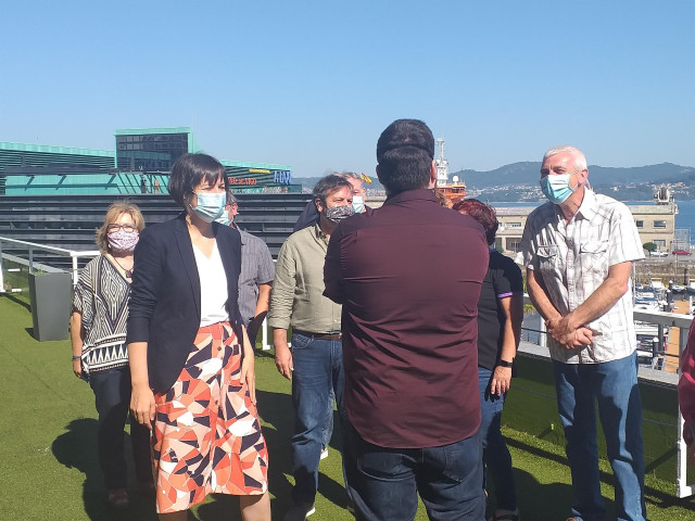 La candidata del BNG a la presidencia de la Xunta, Ana Pontón, con otros candidatos y cargos nacionalistas, en un acto en Vigo.