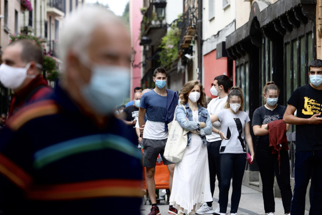 Vecinos de Ordizia hacen cola para realizarse un test de coronavirus en las carpas instaladas en el parque Barrena por el Ayuntamiento de Ordizia para realizar test ante el posible brote de COVID-19 detectado en la localidad guipuzcoana, en Ordizia