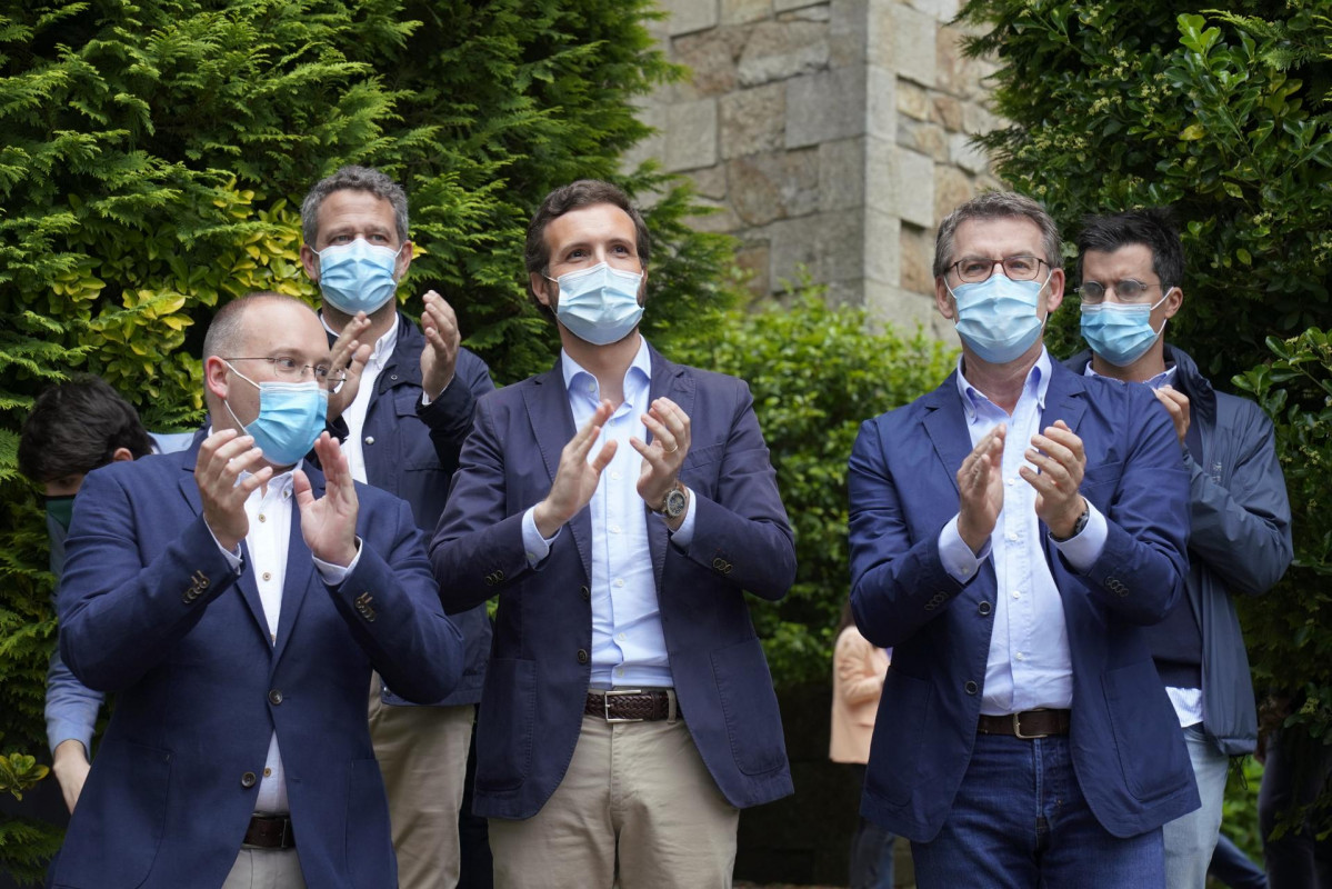 El presidente de la Xunta, Alberto Núñez Feijóo, y el presidente del PP, Pablo Casado, durante la presentación de candidaturas del PP en Galicia para los comicios del 12 de julio. En Santiago de C