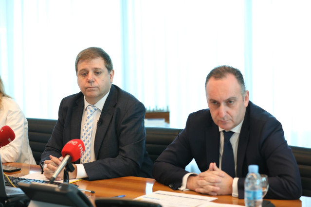El presidente de Correos, Juan Manuel Serrano, y el director financiero y de expansión de la compañía, Roberto Ducay.